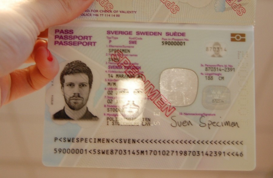 Как получить гражданство норвегии. Паспорт гражданина Швеции. Шведский паспорт образец. Паспорт гражданина Бельгии. Паспорт гражданина Швеции образец.